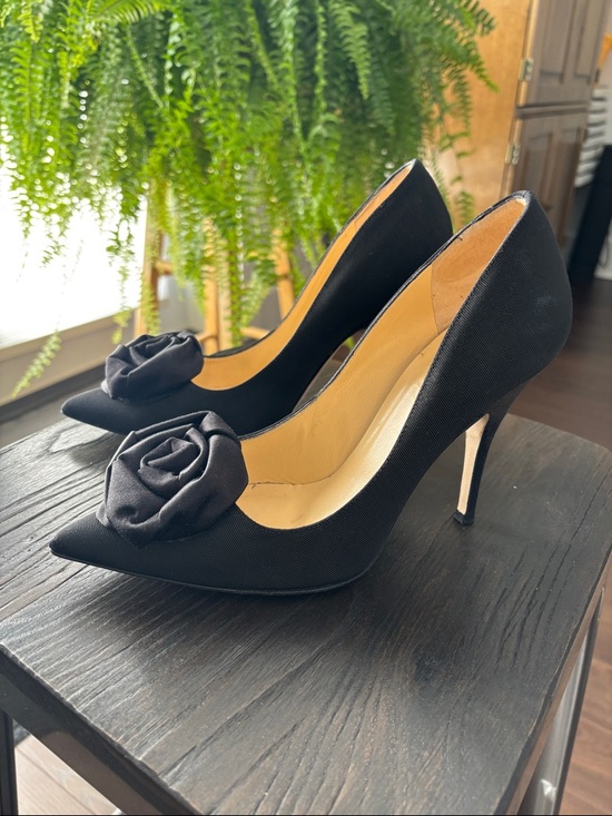 kate spade Shoes - Kate Spade Black Pointed-Toe Pumps with Rosette Accent size 6 1/2
